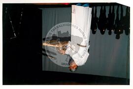 Mística de Abertura do Tribunal (Curitiba-PR, 02 mai. 2001) [fotografia] / Fotógrafo(a) : Douglas Mansur. -- Ref.: BR-SPMST_MST-SN-CIN_AMP_001917-014354-SJM.