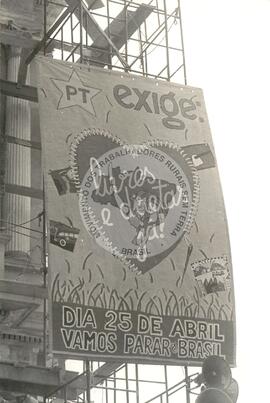 Mobilização Nacional Campanha Diretas Já na Praça da Sé (São Paulo-SP, 1984) [fotografia] / Fotógrafo(a) : [autoria n/d]. -- Ref.: BR-SPMST_MST-SN-CIN_AMP_000358-001723-AMT.