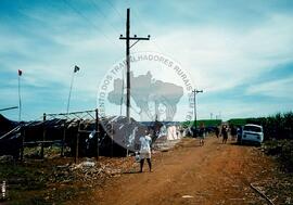 Acampamento " Nova Canudos" do MST (Porto Feliz-SP, 1999) [fotografia] / Fotógrafo(a) : Douglas Mansur. -- Ref.: BR-SPMST_MST-SN-CIN_AMP_000048-000431-ACP.