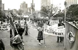 Manifestação na Praça da Sé (São Paulo-SP, [sem data]) [fotografia] / Fotógrafo(a) : Douglas Mansur ; Debora Lerrer. -- Ref.: BR-SPMST_MST-SN-CIN_AMP_000411-002443-AMT.