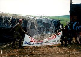Acampamento " Nova Canudos" do MST (Porto Feliz-SP, 1999) [fotografia] / Fotógrafo(a) : Douglas Mansur. -- Ref.: BR-SPMST_MST-SN-CIN_AMP_000048-000391-ACP.
