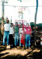 Acampamento " Nova Canudos" do MST (Porto Feliz-SP, 1999) [fotografia] / Fotógrafo(a) : Douglas Mansur. -- Ref.: BR-SPMST_MST-SN-CIN_AMP_000048-000369-ACP.