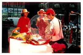 Mobilização para Marcha das Mulheres do acampamento "Terra sem males" do MST na Praça da Sé (São Paulo-SP, 08 mar. 2002) [fotografia] / Fotógrafo(a) : Arquivo MST. -- Ref.: BR-SPMST_MST-SN-CIN_AMP_000399-002271-AMT.
