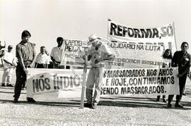 Manifestação em protesto contra o Massacre do Eldorado dos Carajás (Distrito Federal (Brasil), 23 abr. 1996) [fotografia] / Fotógrafo(a) : Francisca Montejo. -- Ref.: BR-SPMST_MST-SN-CIN_AMP_000579-003225-AMT.