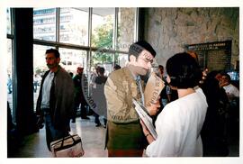 Tribunal Internacional dos Crimes do Latifúndio e da Política Governamental de Violação dos Direitos Humanos (Curitiba-PR, 02 mai. 2001) [fotografia] / Fotógrafo(a) : Douglas Mansur. -- Ref.: BR-SPMST_MST-SN-CIN_AMP_000134-000932-ACS.