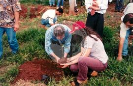 Plantio de árvores no Dia da Árvore no Parque das Nações Indígenas (Mato Grosso do Sul, 21 set. 1999) [fotografia] / Fotógrafo(a) : Marcial G. Congo. -- Ref.: BR-SPMST_MST-SN-CIN_AMP_000610-003472-AMT.