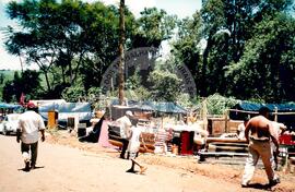 Acampamento " Nova Canudos- Fazenda Engenheiro D'Agua" do MST (Porto Feliz-SP, fev. 1999) [fotografia] / Fotógrafo(a) : Douglas Mansur. -- Ref.: BR-SPMST_MST-SN-CIN_AMP_000046-000266-ACP.