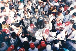 Chegada da Marcha Nacional à Brasília (Brasília-DF, fev. 1997) [fotografia] / Fotógrafo(a) : Douglas Mansur ; Paulo P. Lima. -- Ref.: BR-SPMST_MST-SN-CIN_AMP_001397-011028-MAC.