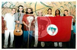 Semana Nacional de Cultura Brasileira e Reforma Agrária (Rio de Janeiro-RJ, 18 mar. 2002) [fotografia] / Fotógrafo(a) : João Laet. -- Ref.: BR-SPMST_MST-SN-CIN_AMP_001817-013444-NDT.