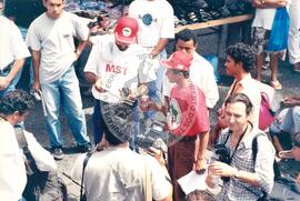 Chegada da Marcha Nacional à Brasília (Brasília-DF, fev. 1997) [fotografia] / Fotógrafo(a) : Douglas Mansur ; Paulo P. Lima. -- Ref.: BR-SPMST_MST-SN-CIN_AMP_001397-011052-MAC.