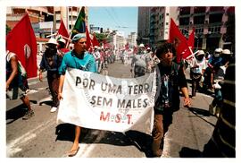 Mobilização para Marcha das Mulheres do acampamento "Terra sem males" do MST na Praça da Sé (São Paulo-SP, 08 mar. 2002) [fotografia] / Fotógrafo(a) : Arquivo MST. -- Ref.: BR-SPMST_MST-SN-CIN_AMP_000399-002281-AMT.