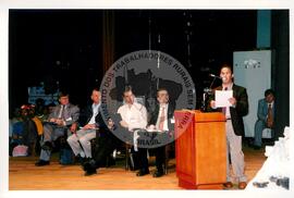 Tribunal Internacional dos Crimes do Latifúndio e da Política Governamental de Violação dos Direitos Humanos (Curitiba-PR, 02 mai. 2001) [fotografia] / Fotógrafo(a) : Douglas Mansur. -- Ref.: BR-SPMST_MST-SN-CIN_AMP_000134-000956-ACS.