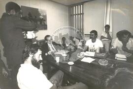 Audiência do MST com o Ministro Nelson Ribeiro MIRAD (Distrito Federal (Brasil), 19 ago. 1985) [fotografia] / Fotógrafo(a) : Eni Nantes da Cruz. -- Ref.: BR-SPMST_MST-SN-CIN_AMP_000622-003509-ARV.