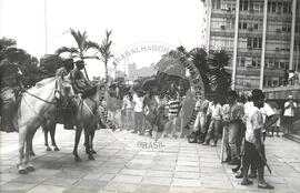 Mobilização do MST no Ministério do Trabalho (Rio Grande do Sul, [sem data]) [fotografia] / Fotógrafo(a) : Débora Lerrer. -- Ref.: BR-SPMST_MST-SN-CIN_AMP_000475-002781-AMT.
