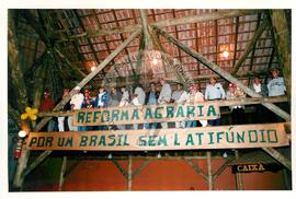 Acampamento "Parque Tropeiro" do MST (Curitiba-PR, 02 mai. 2001) [fotografia] / Fotógrafo(a) : Douglas Mansur. -- Ref.: BR-SPMST_MST-SN-CIN_AMP_000075-000651-ACP.