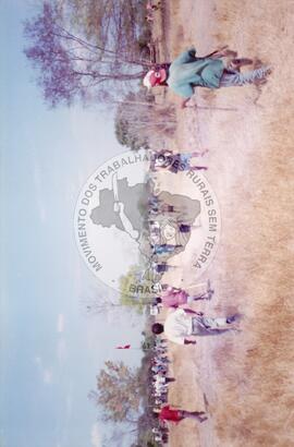 Ocupação Fazenda Santa Luzia em Aruanã (Vale do Araguaia-GO, 30 ago. 2002) [fotografia] / Fotógrafo(a) : Moacir Amorim. -- Ref.: BR-SPMST_MST-SN-CIN_AMP_001898-014227-OCU.