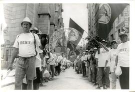 Chegada da Marcha Nacional à Brasília (Brasília-DF, fev. 1997) [fotografia] / Fotógrafo(a) : Douglas Mansur ; Paulo P. Lima. -- Ref.: BR-SPMST_MST-SN-CIN_AMP_001397-011075-MAC.