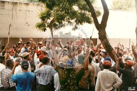 Ato público em frente ao Palácio das Esmeraldas (Goiânia-GO, 10 abr.) [fotografia] / Fotógrafo(a) : Christiane Campos. -- Ref.: BR-SPMST_MST-SN-CIN_AMP_000597-003432-AMT.