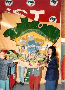 ENERA- Encontro Nacional de Educadores e Educadoras da Reforma Agrária, 1o (Distrito Federal (Brasil), jul. 1997) [fotografia] / Fotógrafo(a) : Douglas Mansur. -- Ref.: BR-SPMST_MST-SN-CIN_AMP_000960-007619-ENC.