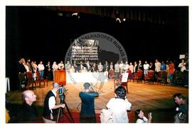 Tribunal Internacional dos Crimes do Latifúndio e da Política Governamental de Violação dos Direitos Humanos (Curitiba-PR, 02 mai. 2001) [fotografia] / Fotógrafo(a) : Douglas Mansur. -- Ref.: BR-SPMST_MST-SN-CIN_AMP_000135-000981-ACS.