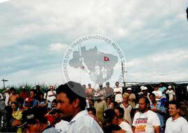 Acampamento " Nova Canudos" do MST (Porto Feliz-SP, 1999) [fotografia] / Fotógrafo(a) : Douglas Mansur. -- Ref.: BR-SPMST_MST-SN-CIN_AMP_000048-000423-ACP.