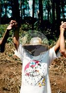 Acampamento " Nova Canudos" do MST (Porto Feliz-SP, 1999) [fotografia] / Fotógrafo(a) : Douglas Mansur. -- Ref.: BR-SPMST_MST-SN-CIN_AMP_000048-000382-ACP.