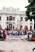 Mobilização na Praça Fausto Cardoso em frente ao Palácio do Governo (Sergipe, abr. 1996) [fotografia] / Fotógrafo(a) : Diogenes Di. -- Ref.: BR-SPMST_MST-SN-CIN_AMP_000561-003159-AMT.