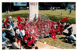 Inauguração do Monumento em homenagem a Antônio Tavares Pereira (Curitiba-PR, 01 mai. 2001) [fotografia] / Fotógrafo(a) : Douglas Mansur. -- Ref.: BR-SPMST_MST-SN-CIN_AMP_001027-008070-ELF.