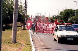 Entrega do resultado do plesbicito da ALCA atividades nacionais conjuntas (Distrito Federal (Brasil), 16 set. 2001) [fotografia] / Fotógrafo(a) : Gildo Aguiar. -- Ref.: BR-SPMST_MST-SN-CIN_AMP_000587-003342-AMT.