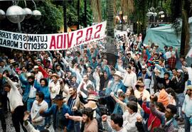 Protestos em frente à Secretaria do Estado da Reforma Agrária (Curitiba-PR, ago. 1986) [fotografia] / Fotógrafo(a) : João A. Bruschz. -- Ref.: BR-SPMST_MST-SN-CIN_AMP_000426-002516-AMT.