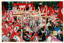 Mobilização (São Paulo-SP, 17 abr. 1988) [fotografia] / Fotógrafo(a) : Douglas Mansur. -- Ref.: BR-SPMST_MST-SN-CIN_AMP_000372-001792-AMT.