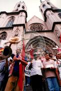Manifestação na Praça da Sé (São Paulo-SP, [sem data]) [fotografia] / Fotógrafo(a) : Douglas Mansur ; Debora Lerrer. -- Ref.: BR-SPMST_MST-SN-CIN_AMP_000411-002403-AMT.