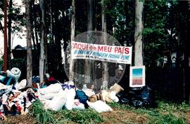 Acampamento " Nova Canudos" do MST (Porto Feliz-SP, 1999) [fotografia] / Fotógrafo(a) : Douglas Mansur. -- Ref.: BR-SPMST_MST-SN-CIN_AMP_000048-000393-ACP.