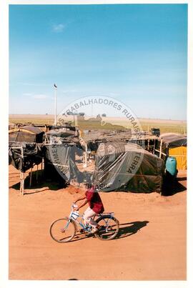 Acampamento "Guarantã" (São Paulo (Estado), jul. 1998) [fotografia] / Fotógrafo(a) : Douglas Mansur. -- Ref.: BR-SPMST_MST-SN-CIN_AMP_000045-000209-ACP.