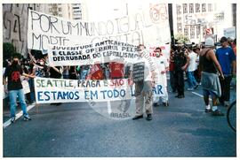 Manifestação contra a ALCA e o Imperialismo (São Paulo (Estado), jul. 2001) [fotografia] / Fotógrafo(a) : Leticia Barqueta. -- Ref.: BR-SPMST_MST-SN-CIN_AMP_000397-002229-AMT.
