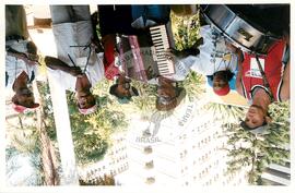 Semana Nacional de Cultura Brasileira e Reforma Agrária (Rio de Janeiro-RJ, 18 mar. 2002) [fotografia] / Fotógrafo(a) : Luciney Martins. -- Ref.: BR-SPMST_MST-SN-CIN_AMP_001823-013707-NDT.