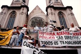 Manifestação na Praça da Sé (São Paulo-SP, [sem data]) [fotografia] / Fotógrafo(a) : Douglas Mansur ; Debora Lerrer. -- Ref.: BR-SPMST_MST-SN-CIN_AMP_000411-002458-AMT.