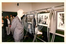 Lançamento da Exposição "Terra" (São Paulo (Estado), 10 abr. 1997) [fotografia] / Fotógrafo(a) : Douglas Mansur. -- Ref.: BR-SPMST_MST-SN-CIN_AMP_001030-008180-ELF.