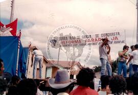 Manifestação 1º de Maio (Teixeira de Freitas-BA, 01 mai. 1987) [fotografia] / Fotógrafo(a) : [sem autoria]. -- Ref.: BR-SPMST_MST-SN-CIN_AMP_000503-002889-AMT.