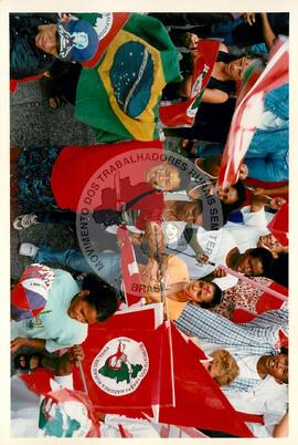 Mobilização (São Paulo-SP, 17 abr. 1988) [fotografia] / Fotógrafo(a) : Douglas Mansur. -- Ref.: BR-SPMST_MST-SN-CIN_AMP_000373-001909-AMT.