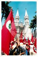 Mobilização para Marcha das Mulheres do acampamento "Terra sem males" do MST na Praça da Sé (São Paulo-SP, 08 mar. 2002) [fotografia] / Fotógrafo(a) : Arquivo MST. -- Ref.: BR-SPMST_MST-SN-CIN_AMP_000399-002242-AMT.
