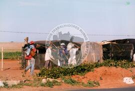 Acampamento "Dandara" do MST (Nova Olímpia-SP, [sem data]) [fotografia] / Fotógrafo(a) : Douglas Mansur. -- Ref.: BR-SPMST_MST-SN-CIN_AMP_000050-000454-ACP.
