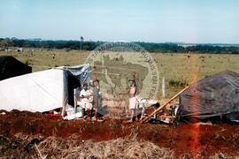 Visita a acampamento do MST [sem identificação] (Espírito Santo, [sem data]) [fotografia] / Fotógrafo(a) : Arquivo MST. -- Ref.: BR-SPMST_MST-SN-CIN_AMP_000006-000026-ACP.