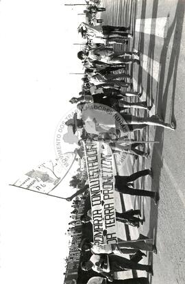 Romaria conquistadora da Terra Prometida (Porto Alegre-RS, 27 mai. 1986) [fotografia] / Fotógrafo(a) : Karine Emerich. -- Ref.: BR-SPMST_MST-SN-CIN_AMP_001956-014979-SPR.