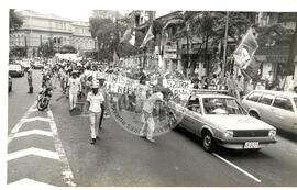 Caminhada dos Sem Terras (São Paulo (Estado), 1988) [fotografia] / Fotógrafo(a) : Douglas Mansur. -- Ref.: BR-SPMST_MST-SN-CIN_AMP_001419-011449-MAC.