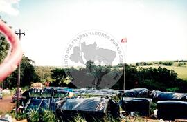 Acampamento " Nova Canudos- Fazenda Engenheiro D'Agua" do MST (Porto Feliz-SP, fev. 1999) [fotografia] / Fotógrafo(a) : Douglas Mansur. -- Ref.: BR-SPMST_MST-SN-CIN_AMP_000046-000259-ACP.