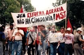 Manifestação contra o Massacre do Eldorado dos Carajás (Rio Grande do Sul, [sem data]) [fotografia] / Fotógrafo(a) : [sem autoria]. -- Ref.: BR-SPMST_MST-SN-CIN_AMP_000473-002748-AMT.