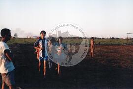 Visita a acampamento do MST [sem identificação] (Espírito Santo, [sem data]) [fotografia] / Fotógrafo(a) : Arquivo MST. -- Ref.: BR-SPMST_MST-SN-CIN_AMP_000006-000039-ACP.