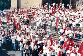 Chegada da Marcha Nacional à Brasília (Brasília-DF, fev. 1997) [fotografia] / Fotógrafo(a) : Douglas Mansur ; Paulo P. Lima. -- Ref.: BR-SPMST_MST-SN-CIN_AMP_001397-011047-MAC.