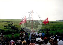 Acampamento " Nova Canudos" do MST (Porto Feliz-SP, 1999) [fotografia] / Fotógrafo(a) : Douglas Mansur. -- Ref.: BR-SPMST_MST-SN-CIN_AMP_000048-000370-ACP.